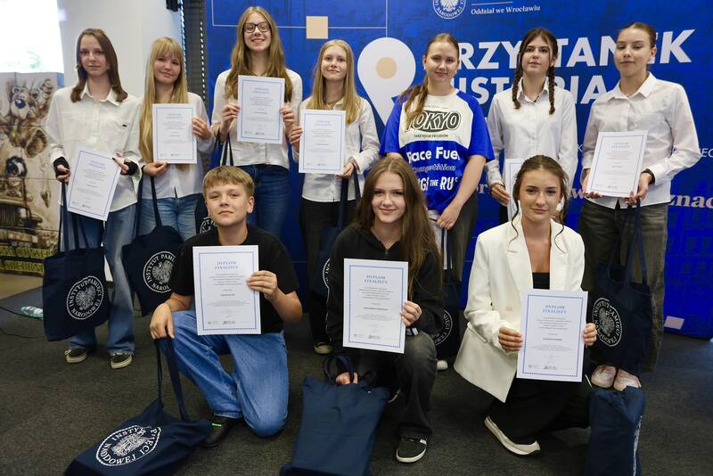zdjęcie grupowe uczestników ze szkół, które wzięły udział w finale