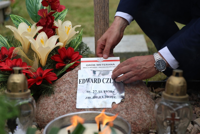 moment nakładania insygnium na grób bohatera