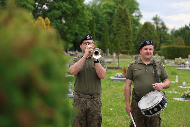 stoi dwóch żołnierzy jeden z trąbką