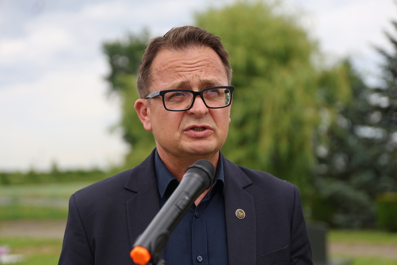 przy mikrofonie stoi Jerzy Rudnicki