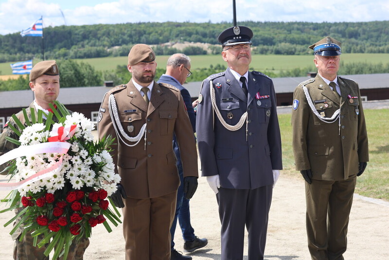 moment składania kwiatów, do pomnika podchodzą wysocy rangą żołnierze