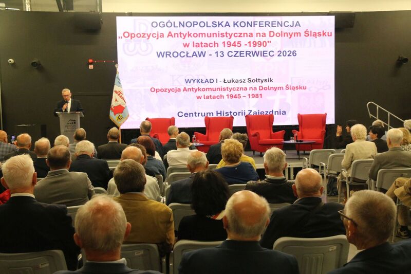 zdjecie panorama pokazuje uczestników wydarzenia, na scenie Łukasz Sołtysik