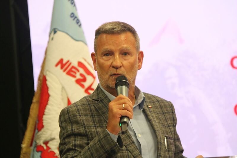 moment przemów, przy mikrofonie jeden z prelegantów