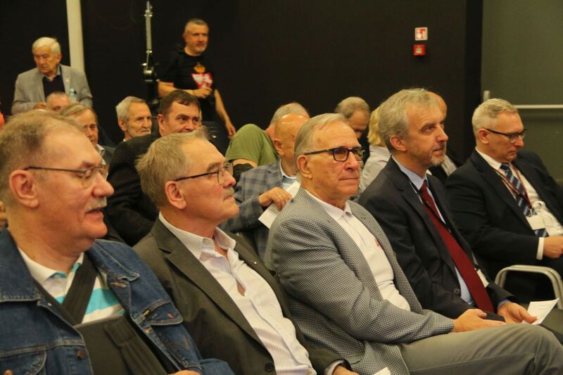 zbliżenie na vipów na czele z przewodnicacym dolnośląskiej Solidarności