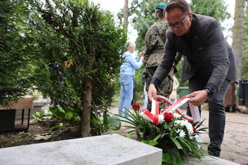 moment składania kwiatów, z wiązanką  Jerzy Rudnicki