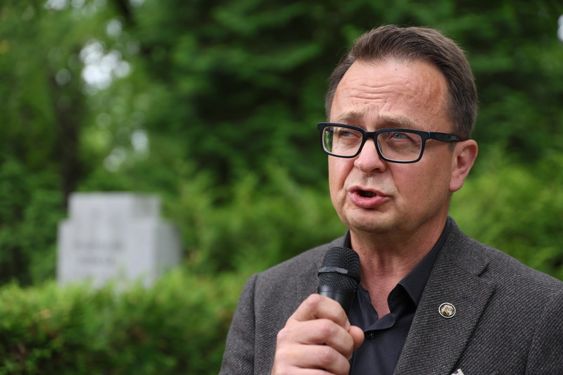 z mikrofonem stoi Jerzy Rudnicki