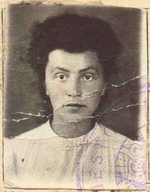 Klara Karpowicz „Zosia”, rozpoznawała dla Sergiusza Piaseckiego otoczenie biura aresztowanego „Zygmunta” (1943 r.; zbiory Litewskiego Archiwum Specjalnego w Wilnie)