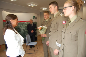 dr Katarzyna Pawlak-Weiss wraz ze studentami z Koła Pamięci Narodowej AWL