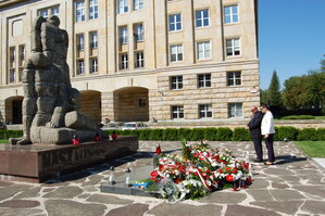 dr Andrzej Drogoń i dr Joanna Hytrek-Hryciuk złożyli kwiaty pod pomnikiem Martyrologii Profesorów Lwowskich