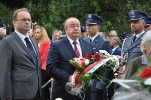 Wojciech Trębacz i dr Andrzej Drogoń podczas składania wieńców pod pomnikiem