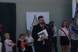 Dr Bartosz Kuświk przekazał zeszyty pierwszoklasistom ze Szkoły Podstawowej im. Kawalerów Orderu Uśmiechu w Skorogoszczy