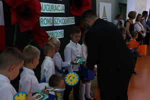 Dr Bartosz Kuświk przekazał zeszyty pierwszoklasistom ze Szkoły Podstawowej im. Kawalerów Orderu Uśmiechu w Skorogoszczy