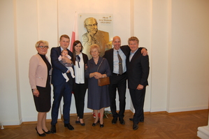 Pamiątkowe zdjęcie Rodziny śp. Jerzego Woźniaka pod tablicą w Urzędzie Wojewódzkim