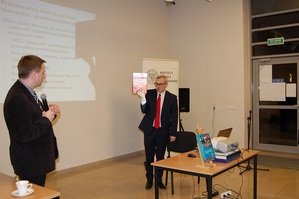 Dr G. Waligóra (z lewej) i Łukasz Sołtysik (zapowiada wydanie w 2019 r. Encyklopedii Solidarności t. 3)