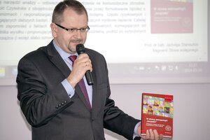 Naczelnik OBEP IPN we Wrocławiu dr hab. Robert Klementowski – autor jednego z artykułów – zaprezentował nową szatę graficzną oddziałowej serii wydawniczej