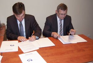 Dyrektorzy Oddziału IPN i Aresztu Śledczego podpisują porozumienie o współpracy