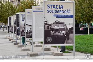 Stacja Solidarność – plansze wystawy o głodówce kolejarzy we Wrocławiu w 1980 roku