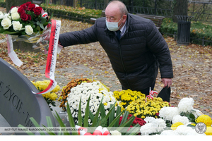 Złożenie kwiatów przed pomnikiem rotmistrza Witolda Pileckiego we Wrocławiu
