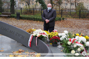 Złożenie kwiatów przed pomnikiem rotmistrza Witolda Pileckiego we Wrocławiu