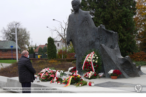 Złożenie kwiatów przed pomnikiem Wojciecha Korfantego we Wrocławiu