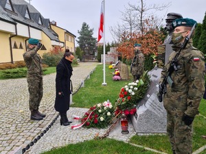 Złożenie kwiatów przed pomnikiem marszałka Józefa Piłsudskiego w Mirkowie