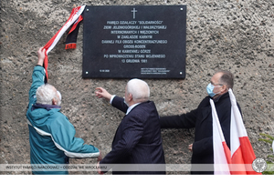 Odsłonięcie tablicy memoratywnej w Kamiennej Górze z okazji 39. rocznicy ogłoszenia stanu wojennego.