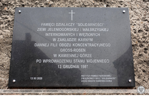 Odsłonięcie tablicy memoratywnej w Kamiennej Górze z okazji 39. rocznicy ogłoszenia stanu wojennego.