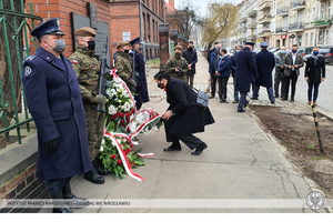 Złożenie kwiatów pod tablicą upamiętniającą egzekucje w więzieniu na ul. Kleczkowskiej