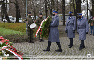 Złożenie wieńca przed Pomnikiem Ofiar Zbrodni Katyńskiej przez delegację KW Policji