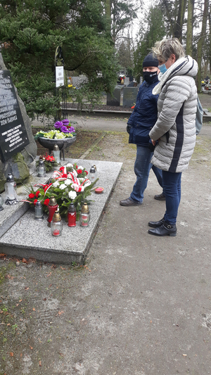 Złożenie kwiatów na cmentarzu przy pomniku Golgota Wschodu w Opolu