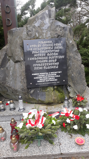 Złożenie kwiatów na cmentarzu przy pomniku Golgota Wschodu w Opolu