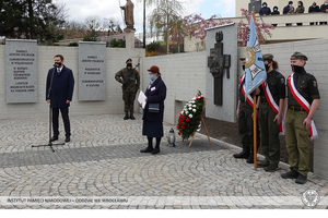 Odsłonięcie w Opolu pomnika upamiętniającego Polaków zamordowanych w Katyniu