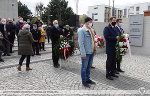 Odsłonięcie w Opolu pomnika upamiętniającego Polaków zamordowanych w Katyniu