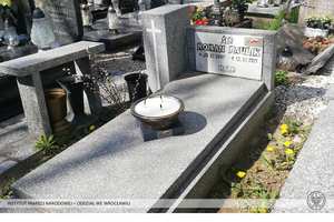 Znicze na grobie bohatera II wojny światowej na cmentarzu przy ul. Bujwida we Wrocławiu