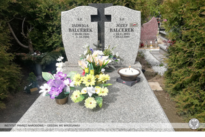 Znicze na grobie bohatera II wojny światowej na cmentarzu przy ul. Osobowickiej we Wrocławiu