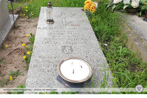 Znicze na grobie bohatera II wojny światowej na cmentarzu przy ul. Osobowickiej we Wrocławiu