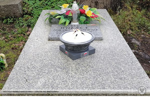Znicze na grobie bohatera II wojny światowej na cmentarzu komunalnym przy ul. Przemysłowej w Wałbrzychu