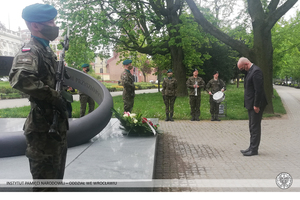 Złożenie kwiatów w hołdzie rotmistrzowi Witoldowi Pileckiemu w 120. rocznicę jego urodzin.