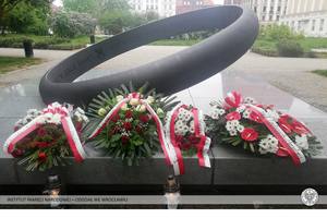 Złożenie kwiatów w hołdzie rotmistrzowi Witoldowi Pileckiemu w 120. rocznicę jego urodzin.
