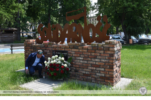 Złożenie kwiatów pod pomnikiem „Solidarności” w Bolesławcu.