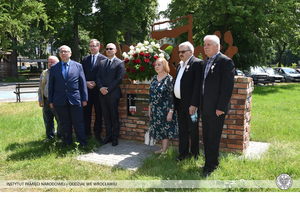 Złożenie kwiatów pod pomnikiem „Solidarności” w Bolesławcu.