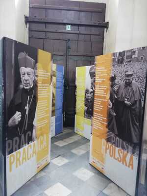 Wystawa „Wyszyńskiego i Wojtyły Gramatyka Życia” w Otmuchowie. Fot. Pro Kreator.