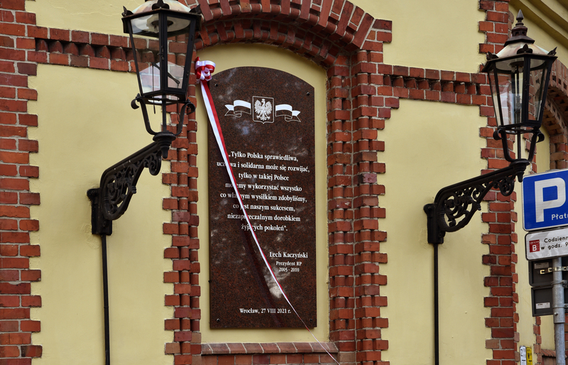 Odsłonięcie tablicy poświęconej prezydentowi Lechowi Kaczyńskiemu – Wrocław, 27 sierpnia 2021