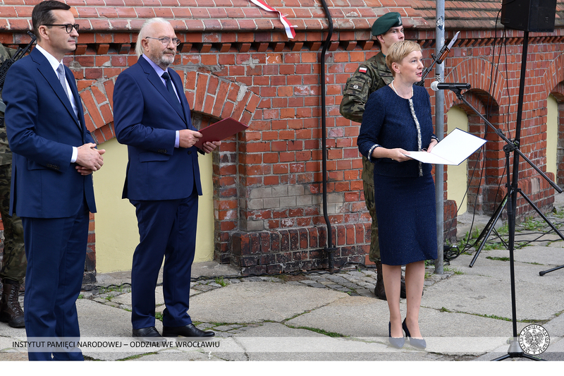 Odsłonięcie tablicy poświęconej prezydentowi Lechowi Kaczyńskiemu – Wrocław, 27 sierpnia 2021