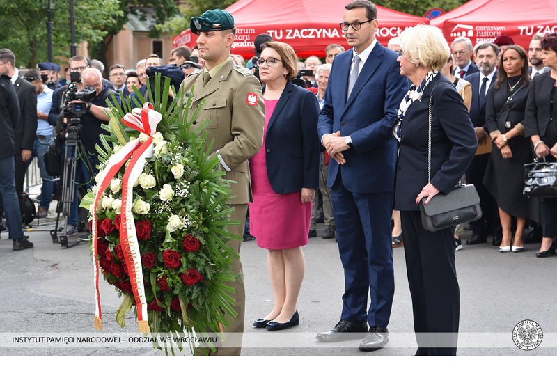 Składanie wieńców pod tablicą poświęconą Lechowi Kaczyńskiemu