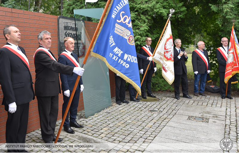 Uroczystości pod tablicą upamiętniającą 41. rocznicę powstania NSZZ „Solidarność”