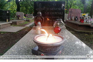 Zapalenie zniczy na grobie Eugeniusza Grabowskiego, obrońcy Westerplatte.
