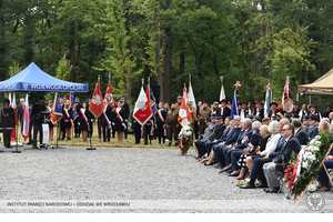Uroczystości upamiętniające zamordowanych przez UB żołnierzy NSZ w Starym Grodkowie.