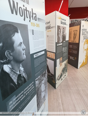 Wystawa „Pokolenie Baczyńskiego” w holu Oddziału Instytutu Pamięci Narodowej we Wrocławi