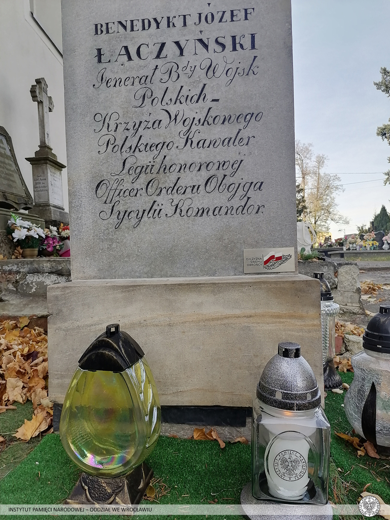 Znicze na dolnośląskich grobach bohaterów walk o wolność Polski